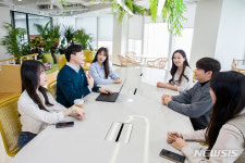 유한킴벌리로 출근하는 휴넷 직원…두 회사에 무슨일이?