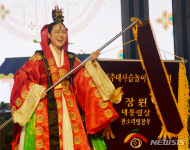 서진전기조명;장원테이프 | 장원기 흔들며 환하게 웃는 서진희