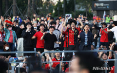 동점골에 환호하는 시민들
