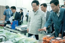 청목농산 충청지사 | 농산물 가격 살피는 김영록 전남지사