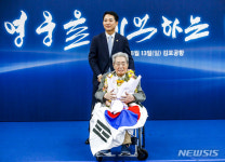 (주) 오성물산 서울지사 | 기념촬영하는 오성규 지사와 박민식 장관