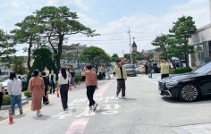 대피하는 음성군청 공무원과 민원인들