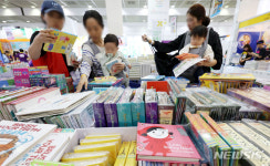 유아서적 살펴보는 아이 엄마들