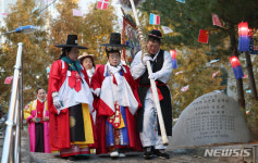 산천동 부군당 향하는 꽃등행렬