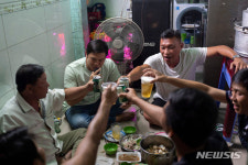 비너스술마시는노래마당 | "이거 마시고 노래방 가는 거야"