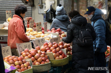 조팀장야채과일재래시장 | 전통시장 과일 구매하는 시민들