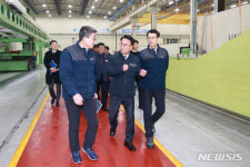 (주)더식탁에스앤케이항공점 | 박동식 사천시장, 생산라인 구축한 에스엔케이항공 현장 방문