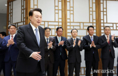 부치통상 | 퇴임 대법관 훈장 수여식 입장하는 윤 대통령