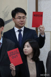 변호사신성철법률사무소 | 레드카드 퍼포먼스하는 임철 변호사-김은주 작가