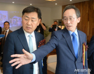 천비솔전북지사 | 옛 도지사 관사 방문한 김관영 전북특별자치도지사와 송하진 전 전북도지사