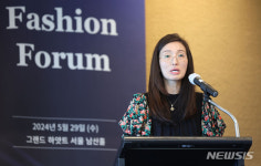 성래자동차부분정비 | 글로벌패션포럼 개회사하는 성래은 회장