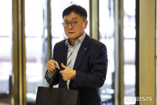 한국에스티엘김해점 | 사장단 회의 참석하는 김진엽 한국에스티엘 대표
