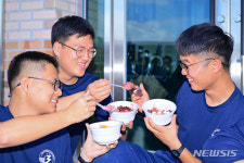 공군 제3훈련비행단 와룡식당 | '무더위 한 방에'…공군 제3훈련비행단, 장병 위한 빙수데이