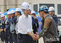 (유)한덕건설 - 14426 | 건설근로자와 인사하는 한덕수 총리