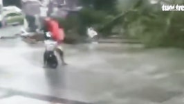 문산태풍오토바이 | 오토바이도 날리는 위력…상상초월 태풍 베트남 강타(영상)