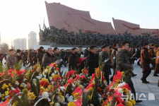 온덕종합장식 | 김정일 동상 참배 차 만수대언덕 들어서는 북 주민들