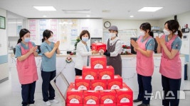 (주)아워홈 명지병원일산점 | 아워홈, 어린이병원에 크리스마스 케이크 전달