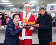 쌈짓돈 들고 급식소 찾은 어르신들…"더 어려운 이웃 도우려”