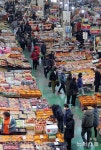 설 앞두고 북적이는 농산물도매시장