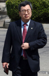 변호사세무사김재훈법률사무소 | 대심판정 향하는 박성재 장관 법률 대리인 김재훈 변호사