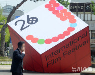 제26회 전주국제영화제 개막 5일 앞두고 조형물 설치된 전주영화의거리