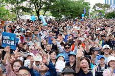 이재명 후보 등장에 환호하는 인천 시민들
