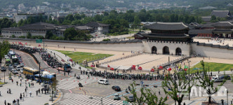 광화문 앞 행진하는 최저임금노동자