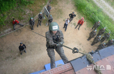 (주)풀무원푸드앤컬처 35사단신병교육대대 | 인공 암벽 등반 훈련장 정상에 오른 35사단 장병