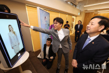 엘에이피디지털 | 디지털휴먼 기술 시연 보는 구윤철 부총리