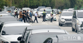 효자추모관구내매점 | 인파 북적이는 효자공원묘지