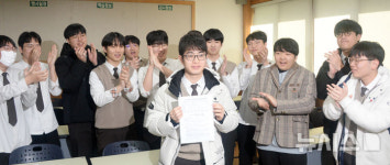 수능 만점 축하받는 전주한일고등학교 이하진 학생