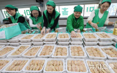 교동새마을부녀회소망의탑 | 떡국용 만두 포장하는 관교동새마을부녀회원들