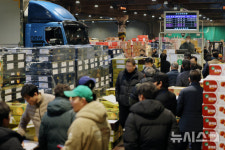 설 앞두고 바쁘게 돌아가는 가락시장 과일 경매장
