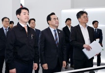 박홍근 기획예산처 장관, 국산 태양광 패널 제조업체 방문