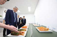 삼애식품법인 | 농산물 원산지 식별용 시료 살펴보는 최동석 인사혁신처장