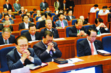 빼라손 | “먼저 네 눈의 들보를 빼라” 일침에… 두 손 모은 새누리당 의원들