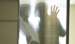 04키스가요주점 | 여종업원에게 강제로 입맞춤한 업주 집행유예