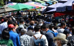 ‘노점영업 금지’ 무색...북적이는 동묘시장