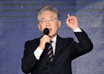 이재명의 ‘아홉 켤레의 구두로 남은 사내’…어떤 내용