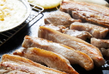 호야네착한정육엔마트식당 | 마트서 2600원 삼겹살… 식당선 4배 비싼 1만원, 왜?
