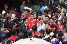 에스앤파낙스울산·기장지사 | 악수하다 손목 부여잡은 박근혜…PK·강원 돌며 국힘 지원
