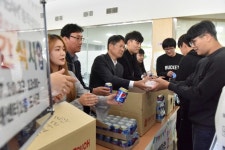 우석대학교ASEM캠퍼스-복지관 | 김응권 우석대 총장, 간식 나눔 행사