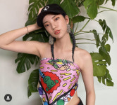 너는뷰티너=뷰티 | "비키니인가?" 연봉 130억 버는 로지가 걸친 '한줌' 브라탑