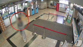 남의 돈 훔쳐 자기 통장 채웠다…수영장 탈의실 턴 10대