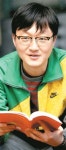 오은 두 번째 시집, 가장 가벼운 낱말로 써내려간 무거운 시