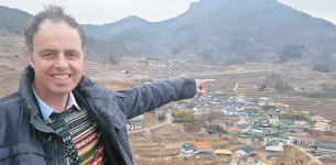 헤브론조경.빨강지붕민박 | 아드리안 회저 "남해안 천혜의 입지…글로벌 관광지 부상가능"