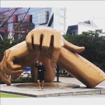 리암 갤러거, 강남스타일 동상 앞 말춤… “오빠 갤러거 스타일”