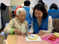 중외제약복지매점 | JW한마음봉사단, 독거노인 찾아 `케이크 만들기` 봉사