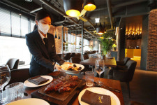 고급시계 브라이틀링 세계 첫 레스토랑 한국에 열었다는데, 스테이크 맛이?