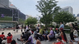신세계당구광장 | 외국인도 직장인도 발길 멈췄다…명동 한복판 ‘축구 응원광장’ 된 신세계